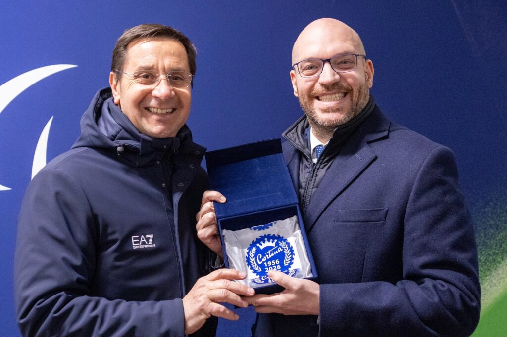 Il Sindaco di Cortina dona  al Presidente della Camera dei Deputati, Lorenzo Fontana, un ricordo delle Olimpiadi 1956-2026 a Cortina. 