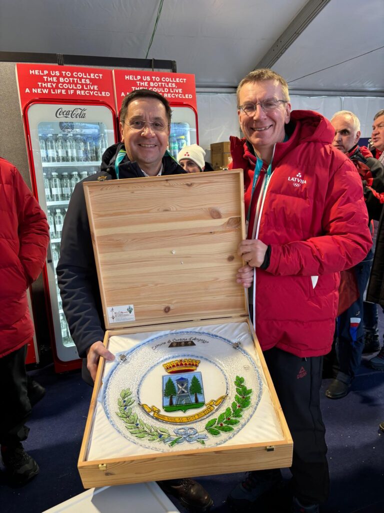 Il Sindaco Lorenzi dona un piatto del Comune di Cortina d'Ampezzo al Presidente lettone Edgars Rinkēvičs