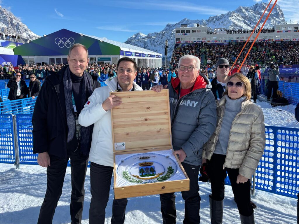 Il Sindaco Lorenzi dona un piatto del Comune di Cortina d'Ampezzo al Presidente della Repubblica Federale di Germania Frank-Walter Steinmeier