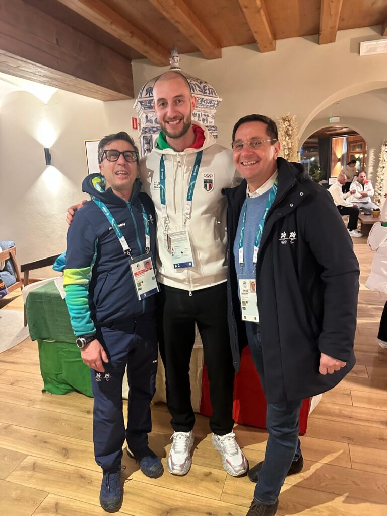 Il Sindaco Lorenzi, il Consigliere comunale Alessandro Zisa e l'azzurro del curling Amos Mosaner 