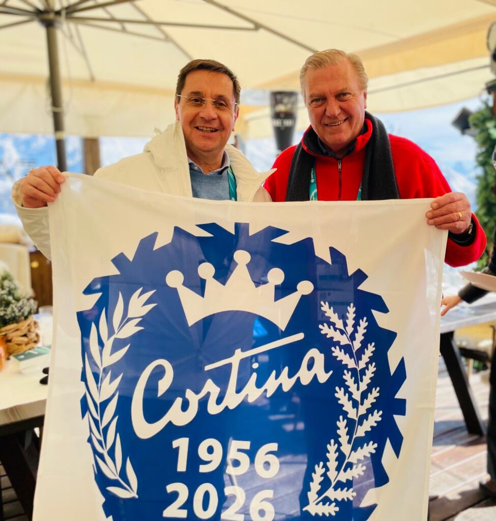 Il Sindaco Lorenzi dona la bandiera dei Giochi 1956-2026 a Carlo di Borbone