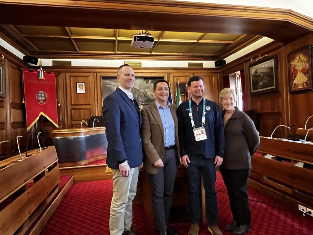 Il Sindaco Lorenzi accoglie nella Sala Comunale di Cortina d'Ampezzo la delegazione di Utah 2034 per un momento di confronto e scambio di esperienze in vista dei Giochi Olimpici Invernali di Salt Lake City 2034.