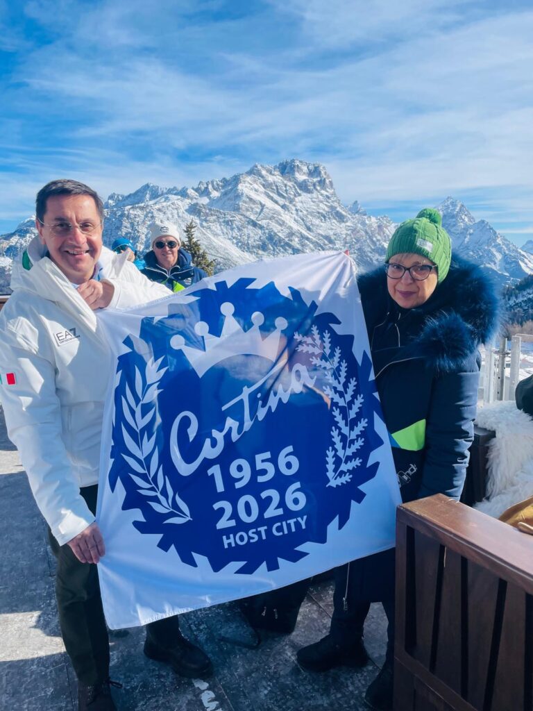 Il Sindaco Lorenzi dona la bandiera commemorativa 1956-2026 alla Presidente della Repubblica di Slovenia Nataša Pirc Musar