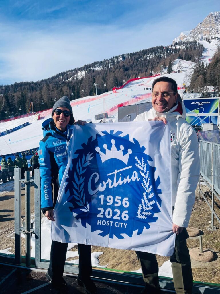 Il Sindaco Lorenzi dona la bandiera 1956-2026 alla Senatrice Licia Ronzulli
