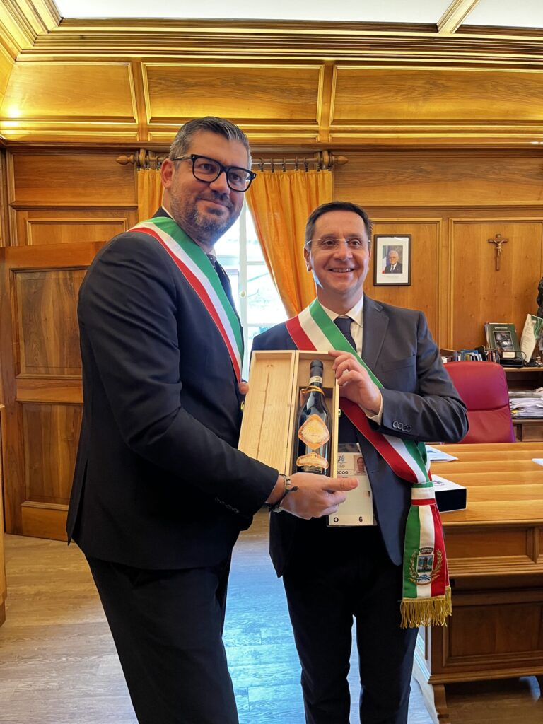 Scambio di doni tra il Sindaco Lorenzi e il Sindaco di Arzergrande (PD) Filippo Lazzarin