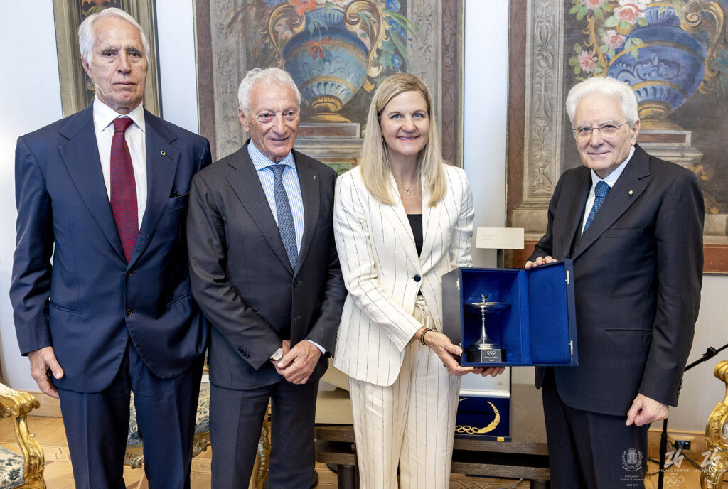Roma - Il Presidente Sergio Mattarella con la Signora Kirsty Coventry, Presidente del Cio, il Presidente del CONI Luciano Buonfiglio e Giovanni Malagò, Presidente della Fondazione Milano Cortina 2026, in occasione della consegna da parte del CIO della Coppa al popolo italiano, oggi 12 maggio 2026 (Foto di Paolo Giandotti - Ufficio per la Stampa e la Comunicazione della Presidenza della Repubblica)