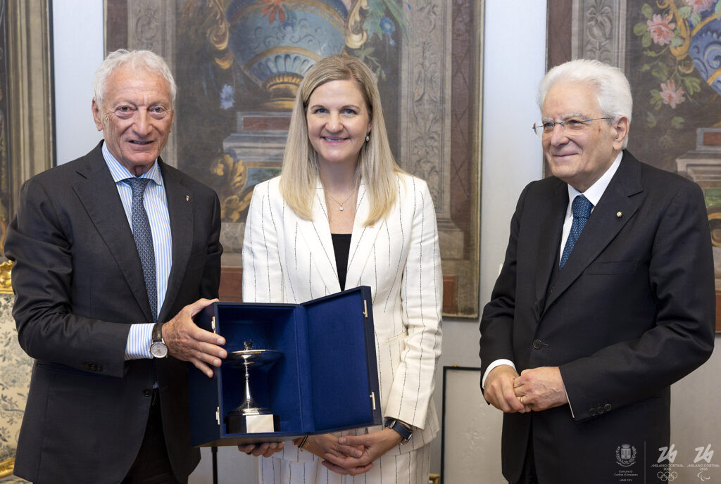 Roma - Il Presidente Sergio Mattarella  con la Signora Kirsty Coventry, Presidente del Cio e il Presidente del CONI Luciano Buonfiglio, in occasione della consegna da parte del CIO della Coppa al popolo italiano, oggi 12 maggio 2026
